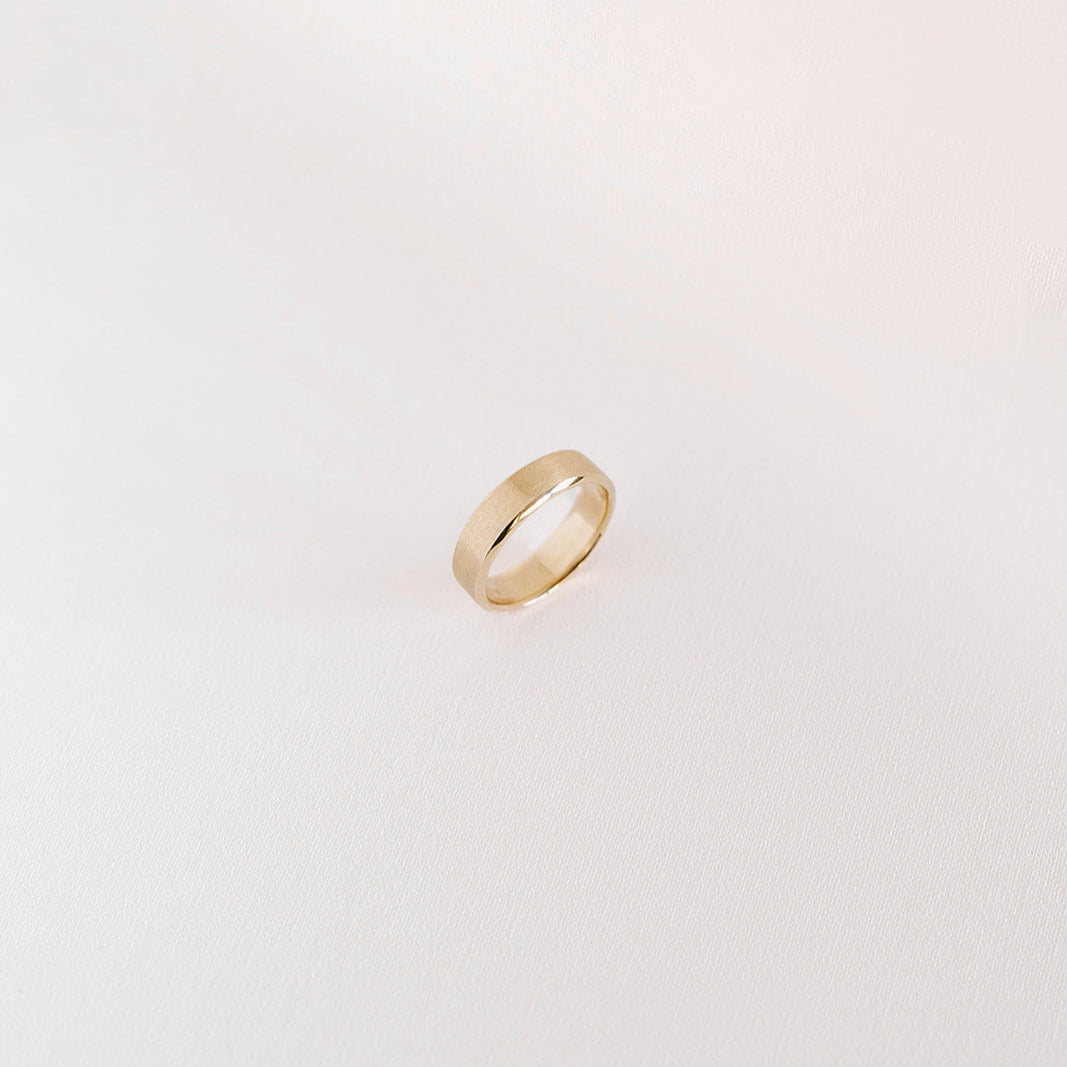 Men's gold wedding ring