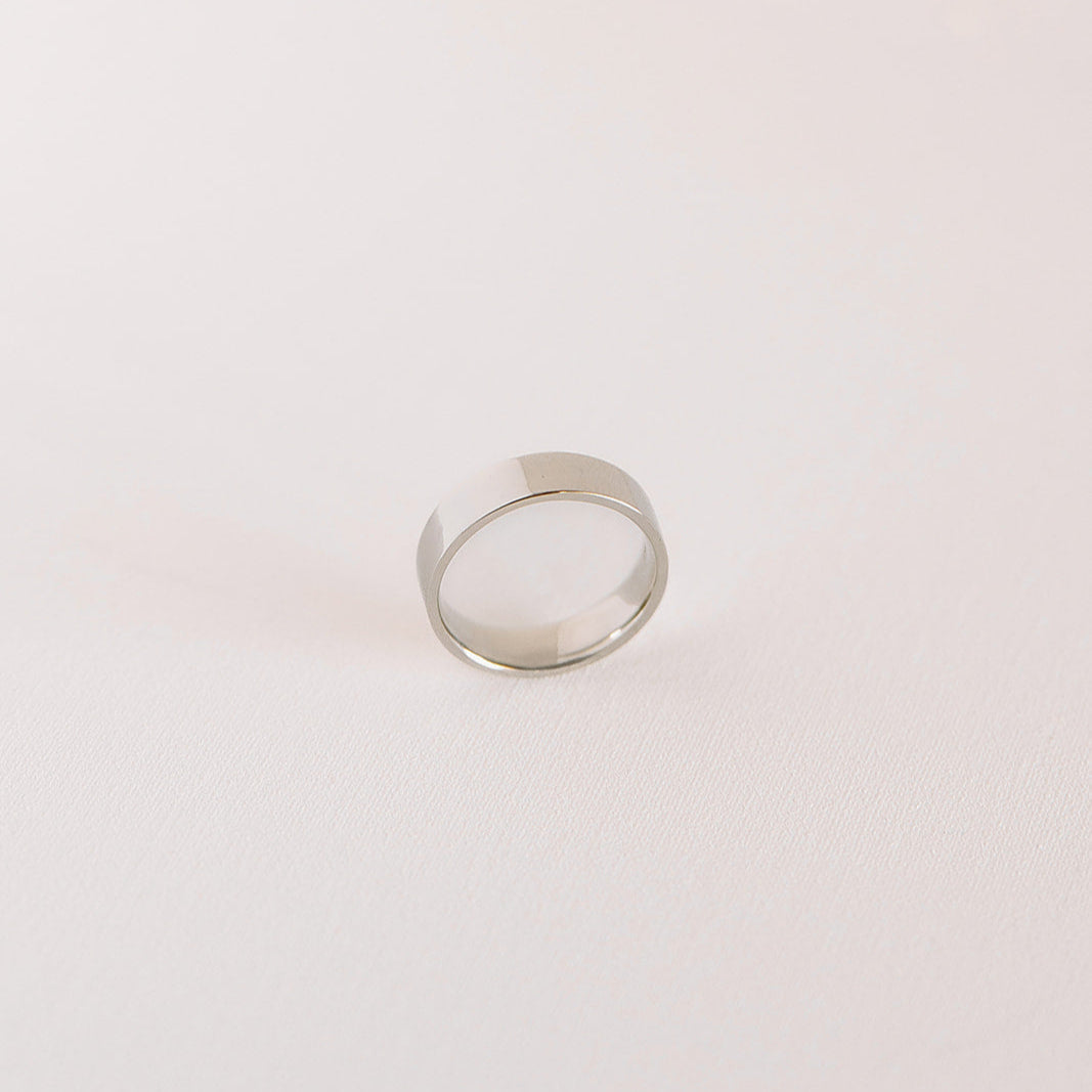 Sleek men's band in white gold