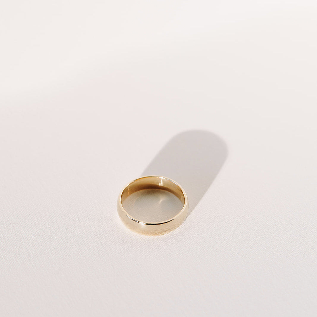 Men's classic gold wedding band