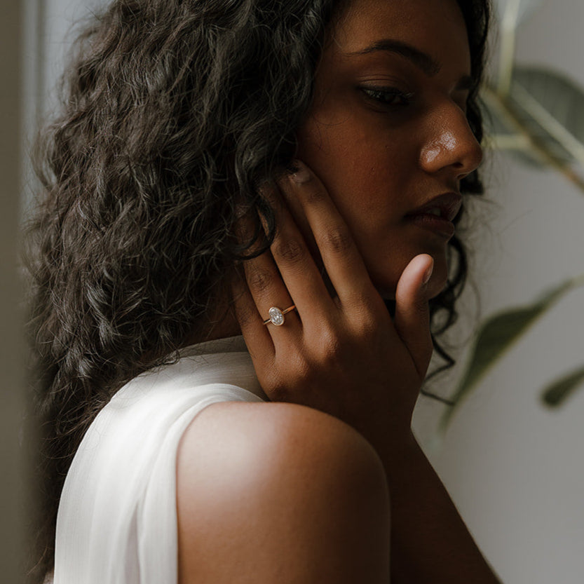 Bezel oval ring