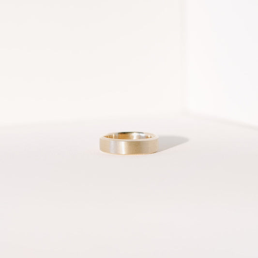 Men's bevelled wedding band