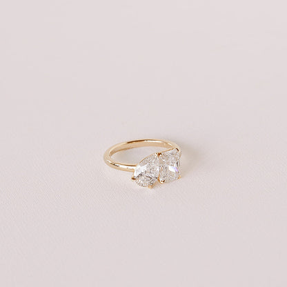 toi et moi gold ring with pear and radiant lab diamonds